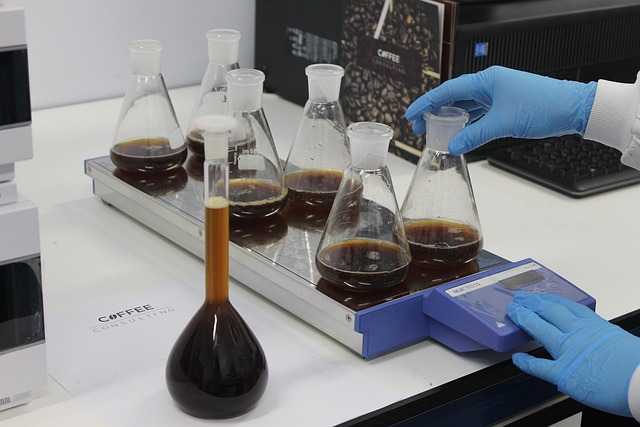 發泡胺催化劑A1對軟泡海綿的泡孔均勻性、回彈性和硬度的關鍵影響。